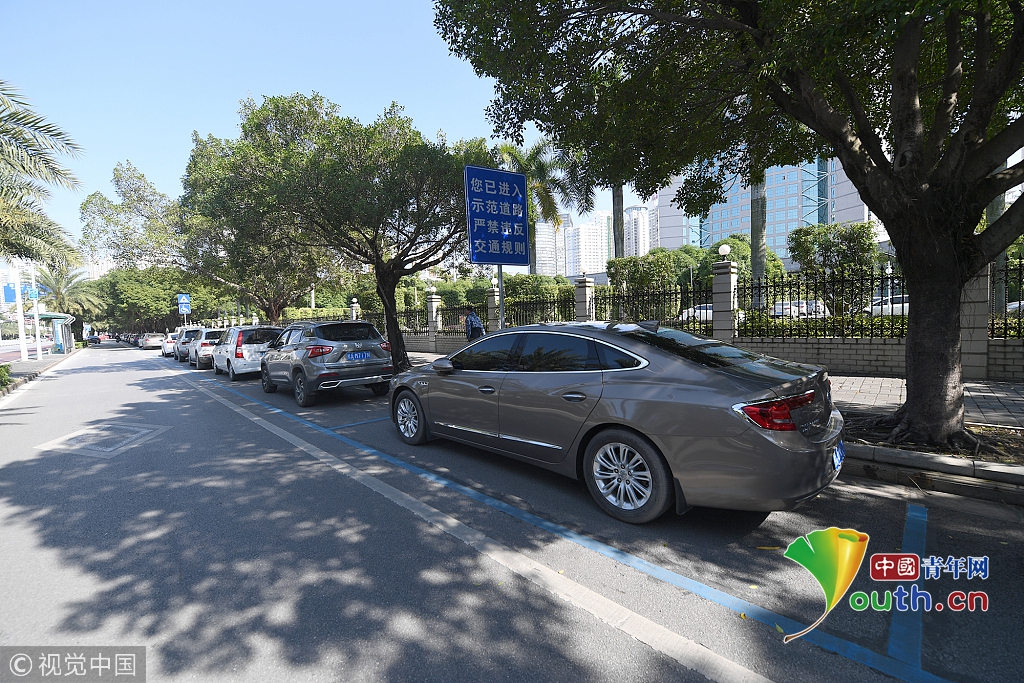 南宁首现蓝线停车位 限时段免费 仍在试点阶