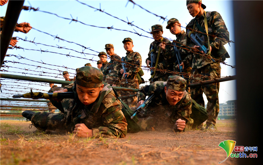 武警重庆总队国防生 一道杠的"新兵课堂"