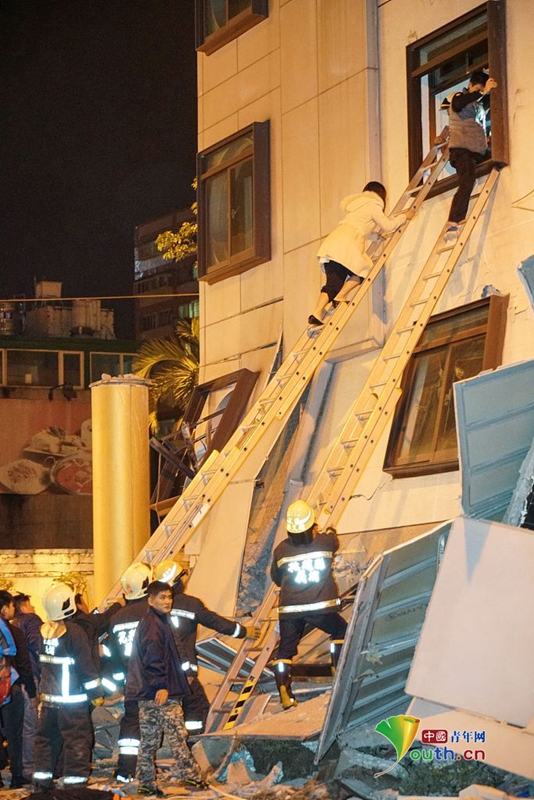 台湾花莲附近发生6.5级地震 地面震裂楼房倾倒