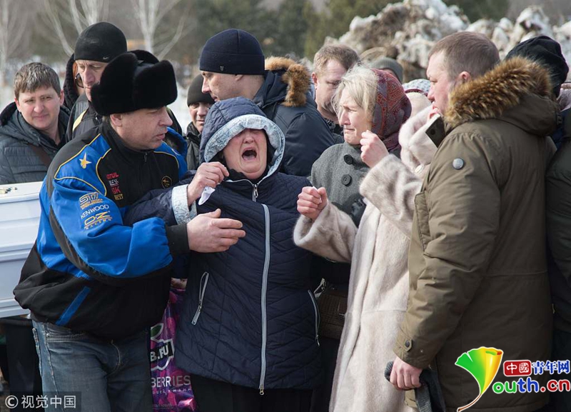 俄罗斯克麦罗沃火灾遇难者葬礼举行 民众动情
