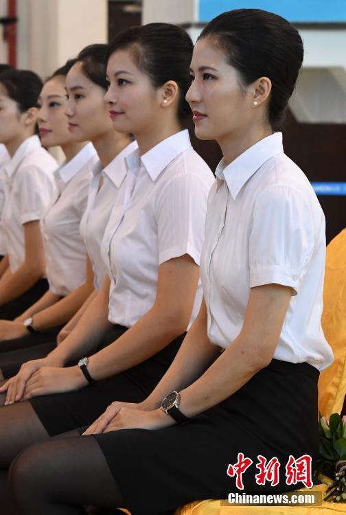 厦门航空有限公司在厦门举办首批35名台湾籍空中乘务员入职仪式.