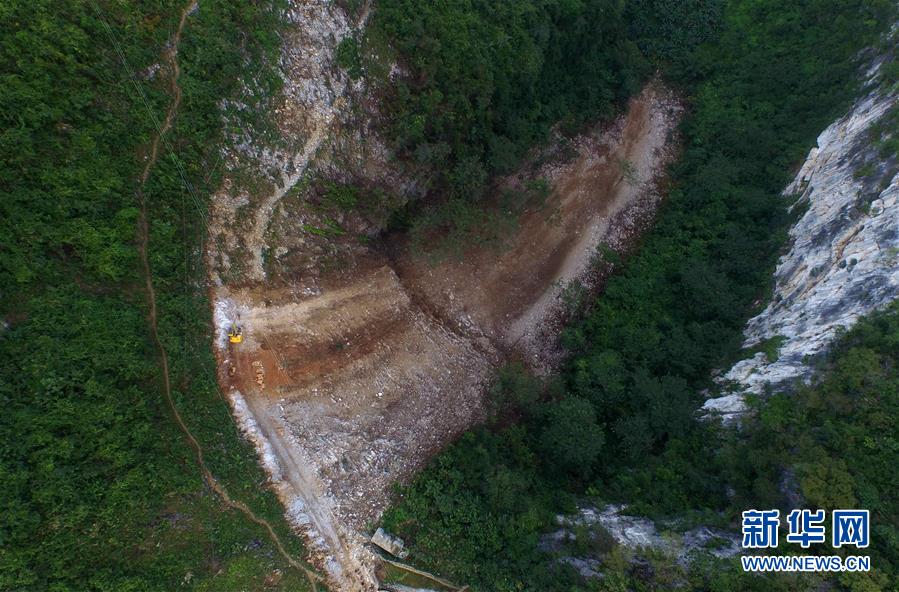 航拍广西大石山区扶贫路