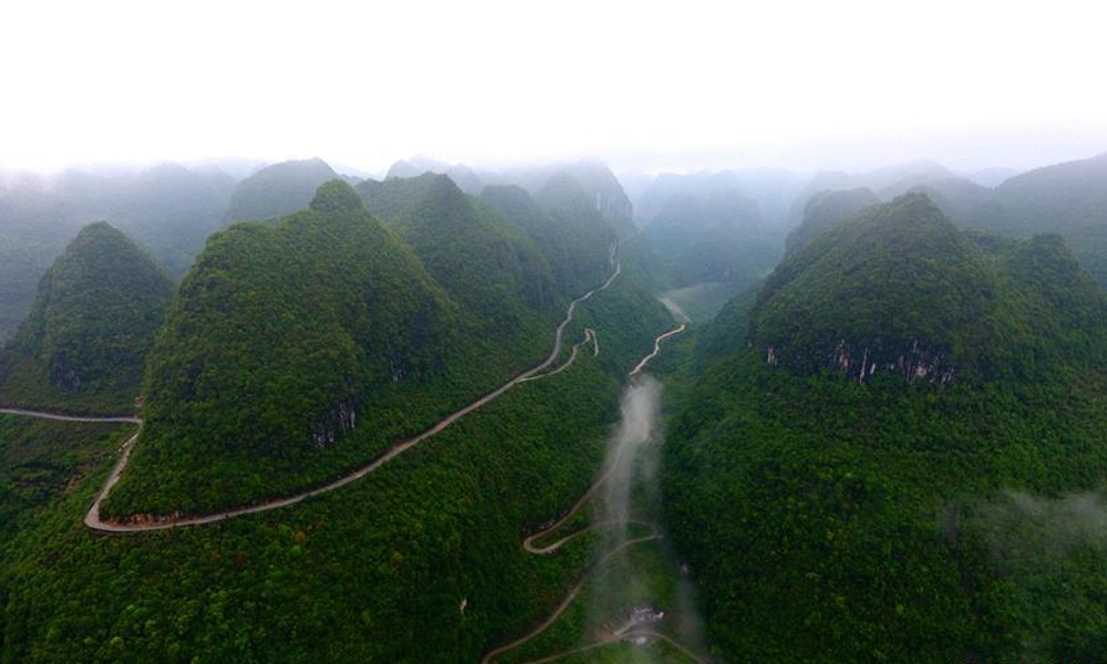 航拍广西大石山区扶贫路.jpg