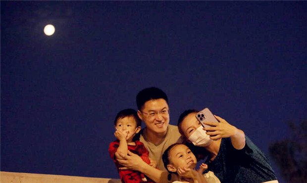 中秋之夜 年轻人月下“打卡”.jpg