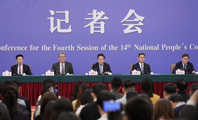 十四届全国人大四次会议举行经济主题记者会_副本.jpg
