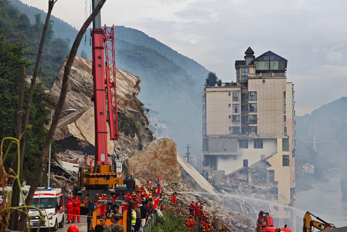 重庆彭水山体崩塌已致8人死亡 仍有34人失联.jpg