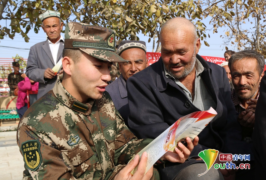 72岁维吾尔族老人因"橄榄绿"的到来满眼热泪