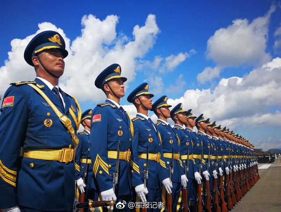 英姿飒爽!驻港部队接受检阅现场
