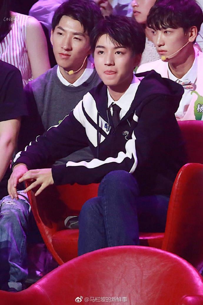 王俊凯认真听歌表情呆萌 高考后综艺首秀稍显圆润