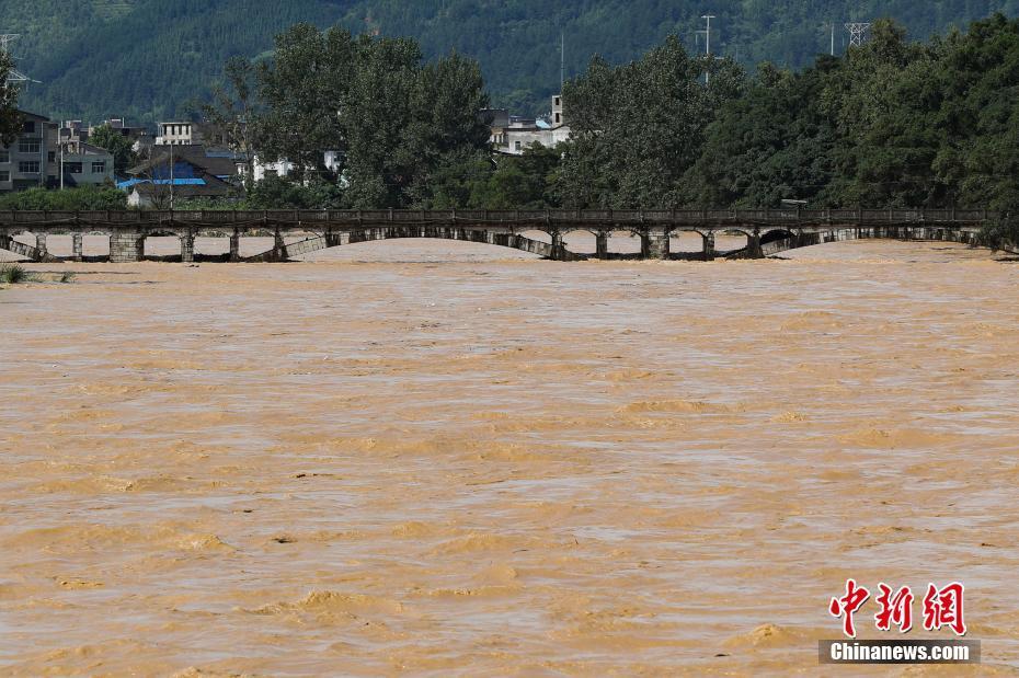 强降雨致贵州省48个县市受灾 1人遇难1人失踪