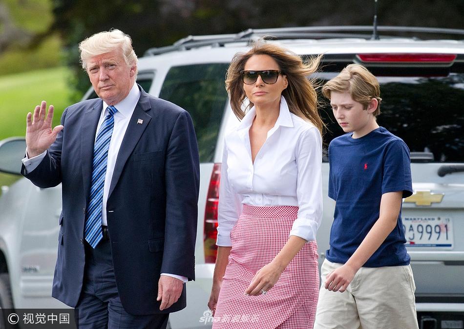 第一夫人罕获老公川普搂腰秀恩爱 小儿子呆萌可爱