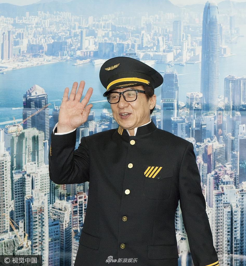 香港航空温哥华首航 成龙获赠制服化身最帅机长