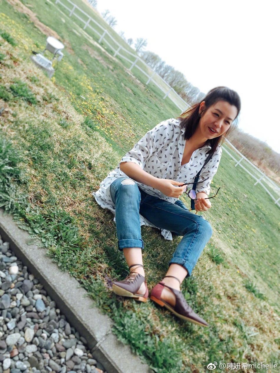 辣妈陈妍希被拍出小细腿开心甜笑似邻家女孩