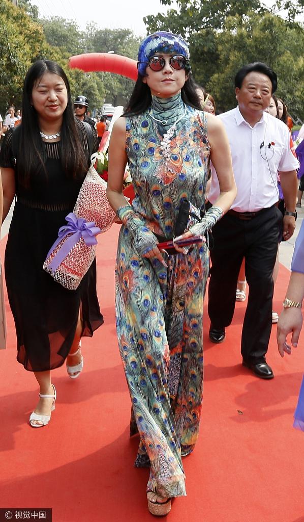 59岁杨丽萍着孔雀服戴墨镜 身材窈窕长指甲吸睛