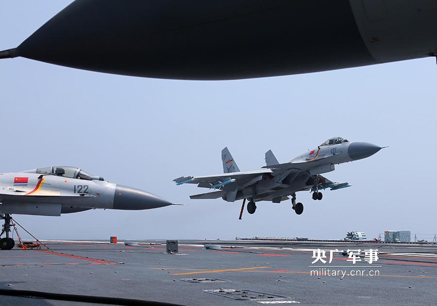 辽宁舰航母编队在某海域进入一级战斗部署