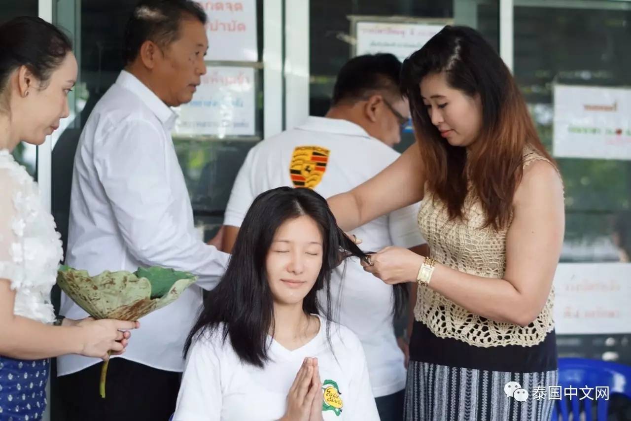 泰国美女模特剃光头出家 只为报答父母养育之恩