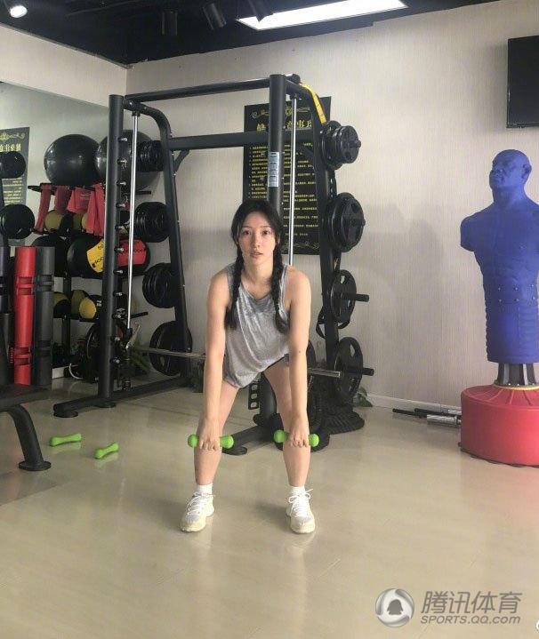 柳岩健身狂流汗显腿粗:不是胖是壮