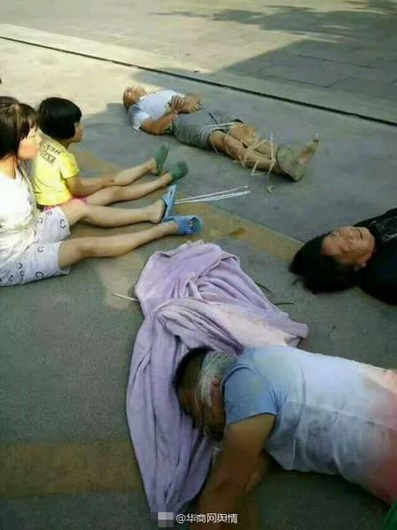 反抗说话的人则用胶带把嘴全封起.