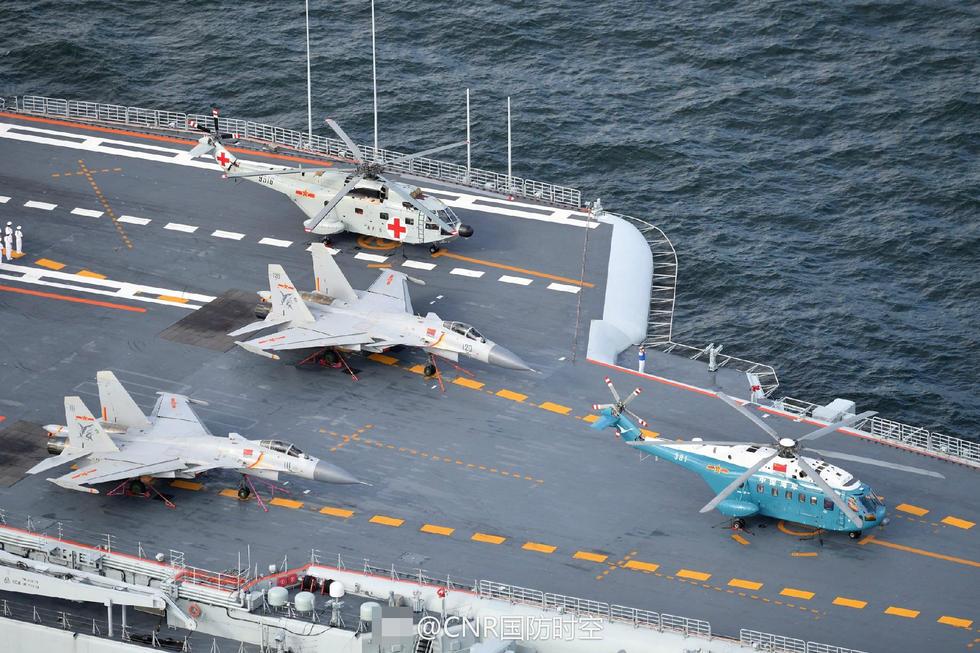 辽宁舰上的歼15战机与直8直升机.