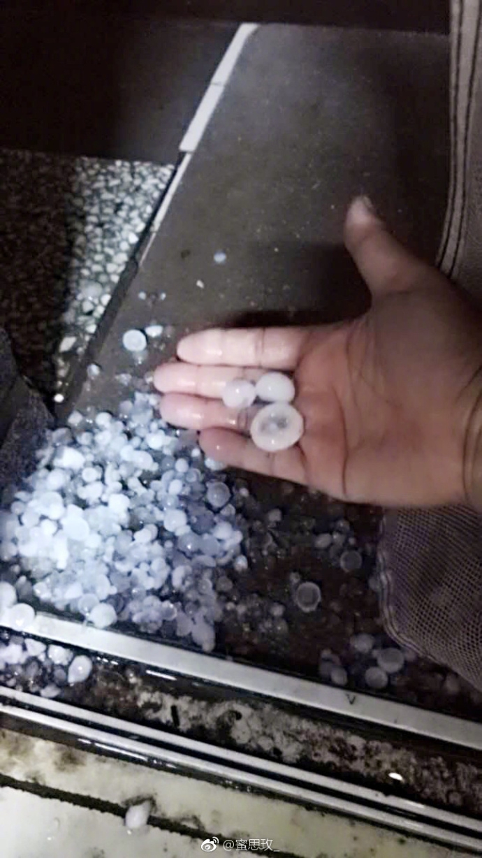 北京夜间出现强降雨伴有冰雹现九级短时大风