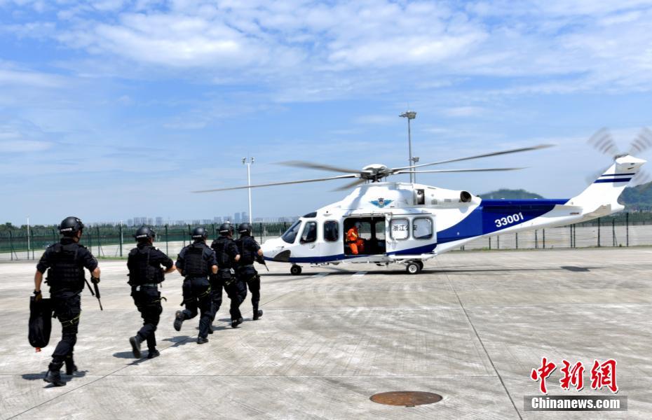 公安特警正在登直升飛機.(周爾博)