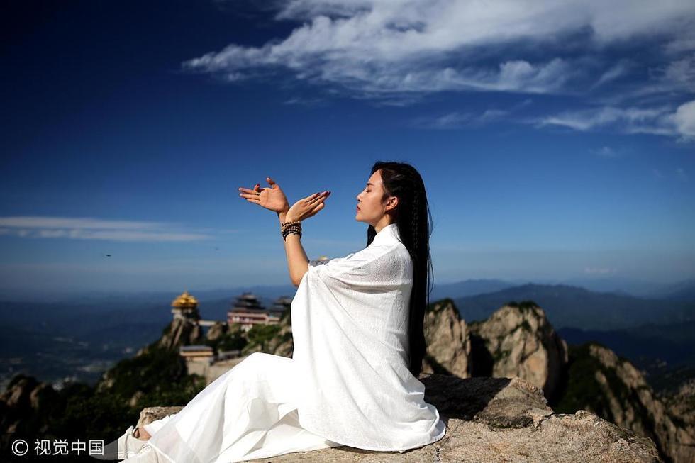 瑜伽女神2200米悬崖绝壁修炼 挑战高难度动作