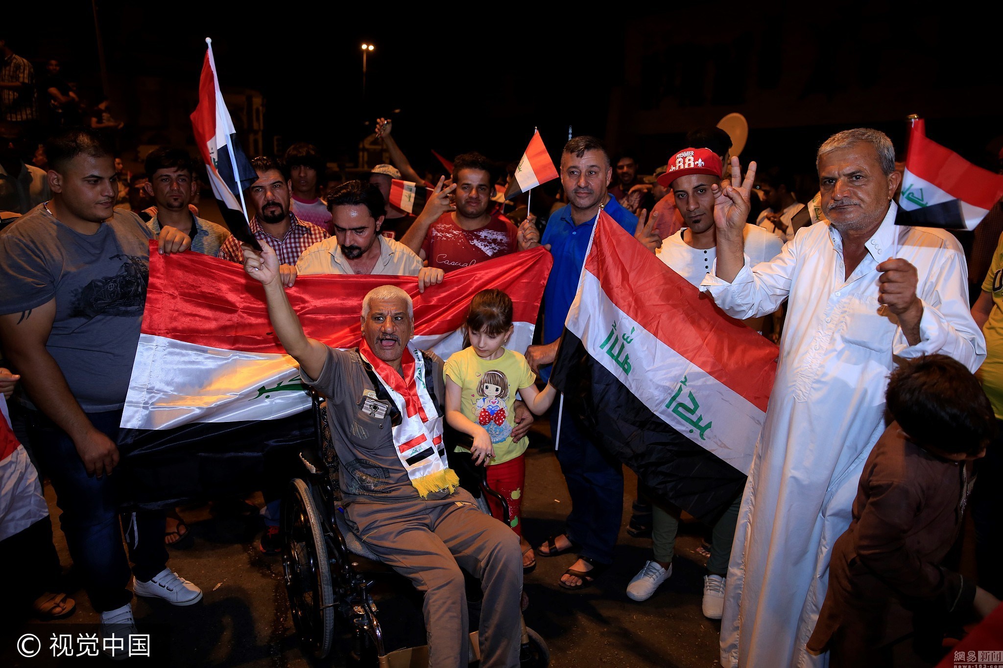 伊拉克民众街头狂欢庆祝摩苏尔全面解放