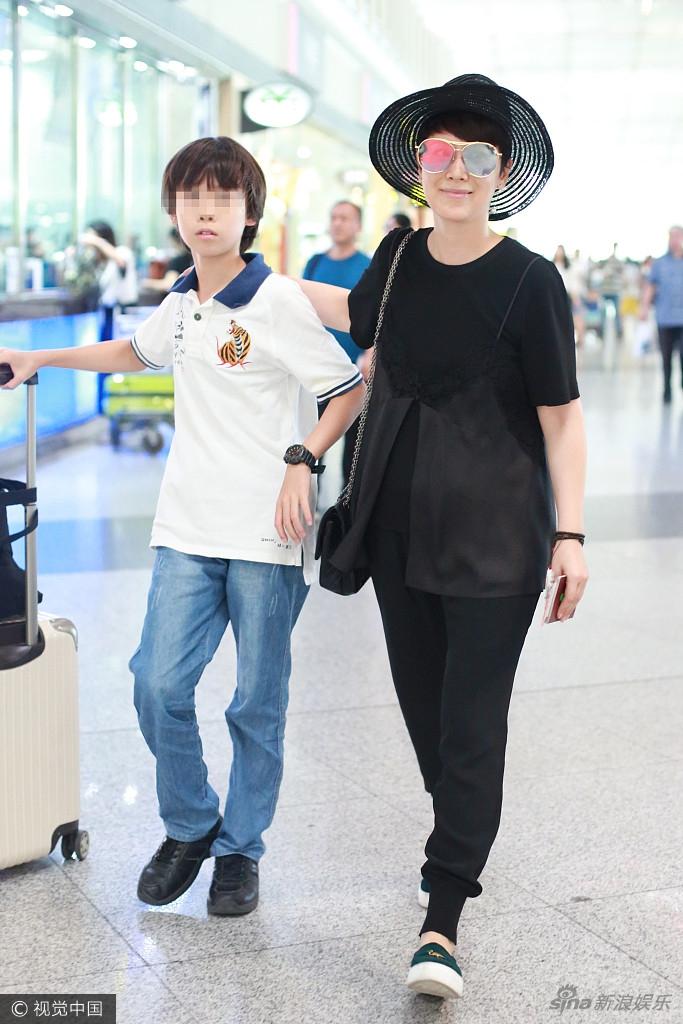 海清10岁儿子长成小帅哥侧脸清秀 见镜头略显害羞