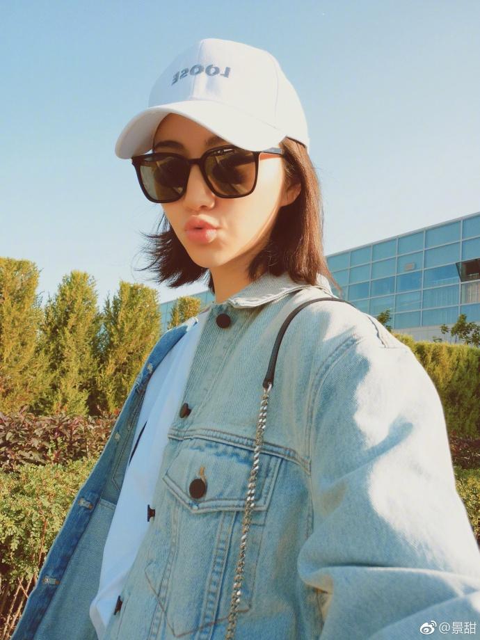 景甜工作路上素颜自拍 明亮大眼皮肤水嫩无瑕疵