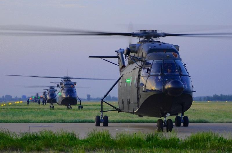 陆航部队训练 大群直8直升机扑面而来