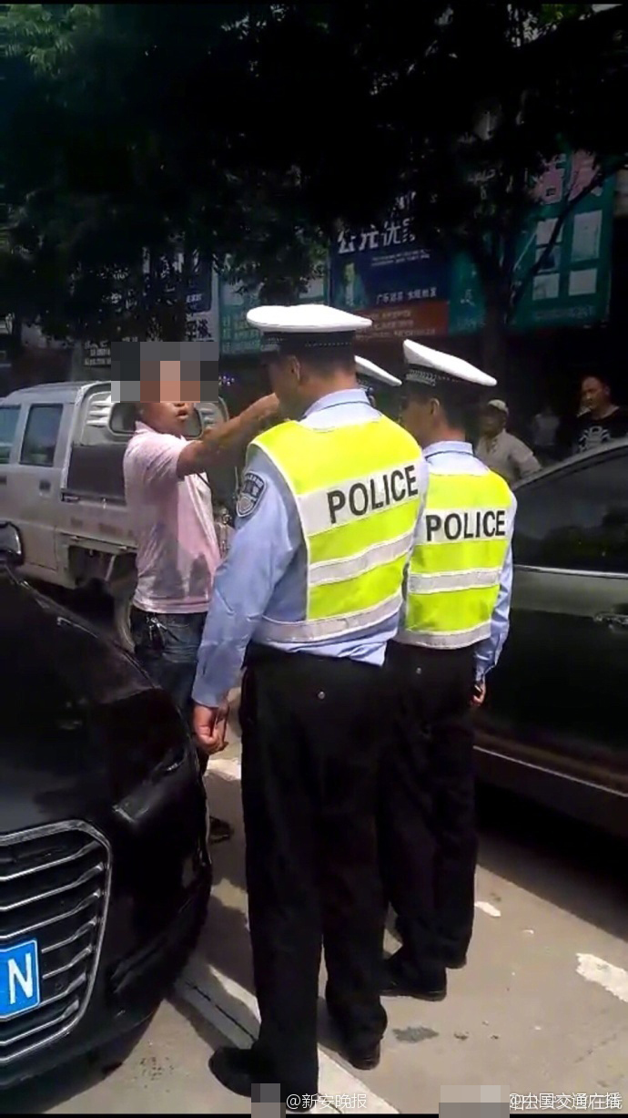 豪車司機逆行罵交警: