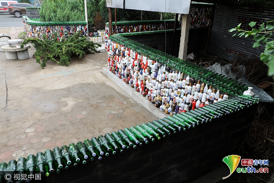 丹东26000个酒瓶筑"彩墙绿瓦" 成亮眼景观