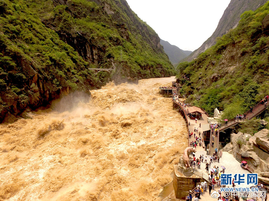 云南香格里拉虎跳峡迎来特大洪流 进入最佳观景期