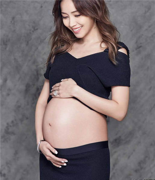 侯佩岑怀二胎7个月拍写真 肚大如箩四肢仍纤细