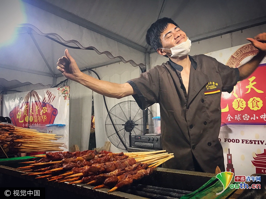 杭州烧烤小哥边烧烤边跳舞 舞姿太妖娆引人围观