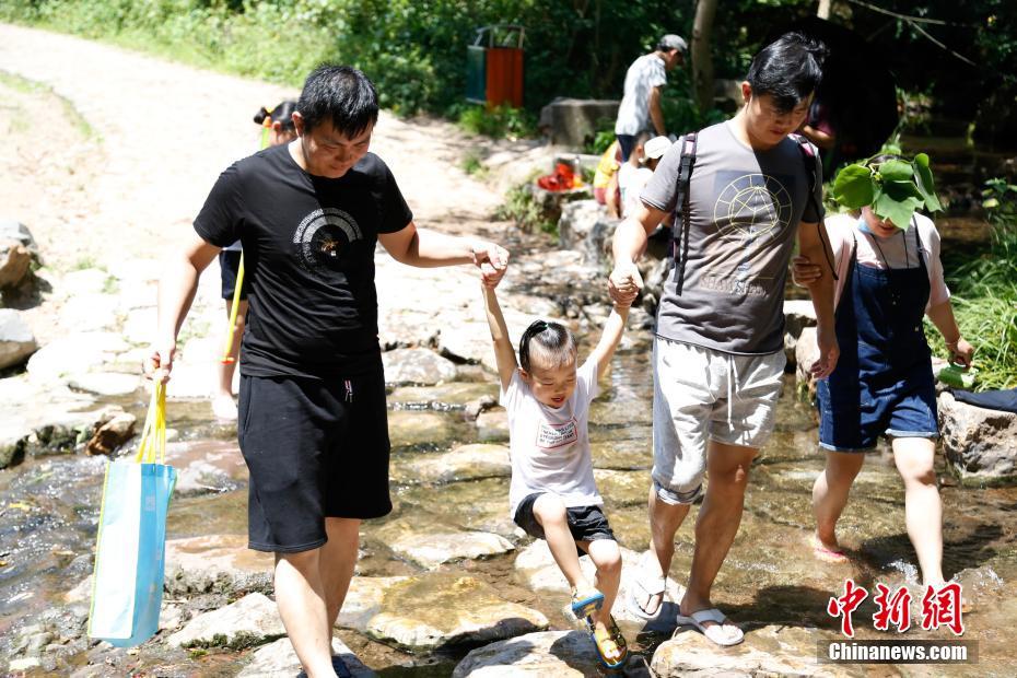 連日高溫 遊客杭州九溪戲水納涼