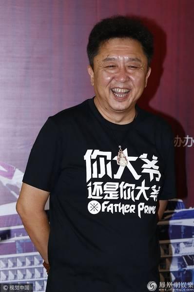 于谦身穿的黑t上印有"豪言":你大爷还是你大爷,爷们气十足.