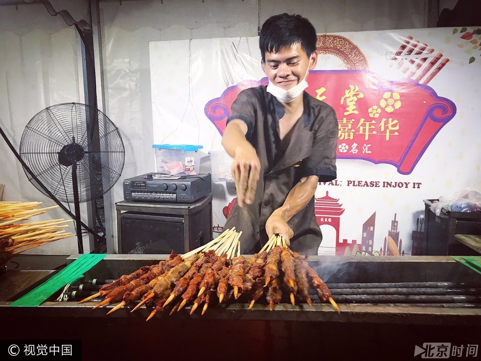 烧烤小哥酷似彭于晏边烤边跳舞舞姿太妖娆太刺激