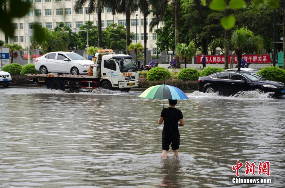 广西北海遭暴雨袭击 城市内涝严重