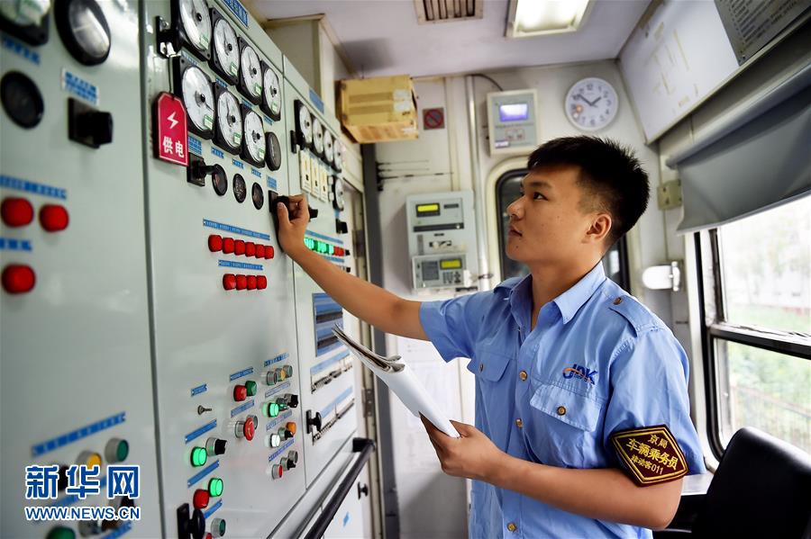 7月19日,天津至广州的t253次列车空调发电车乘务员对发电车机组孕行