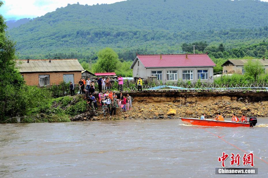黑龙江多个村庄遭暴雨袭击 救援工作持续
