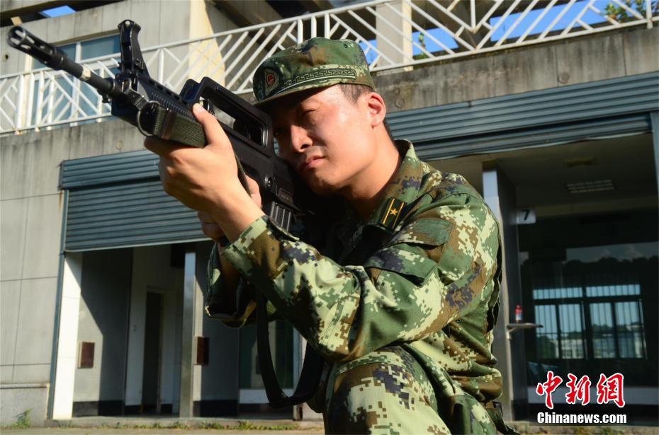 湖北武警三伏天练兵 烈日下苦练射击本领