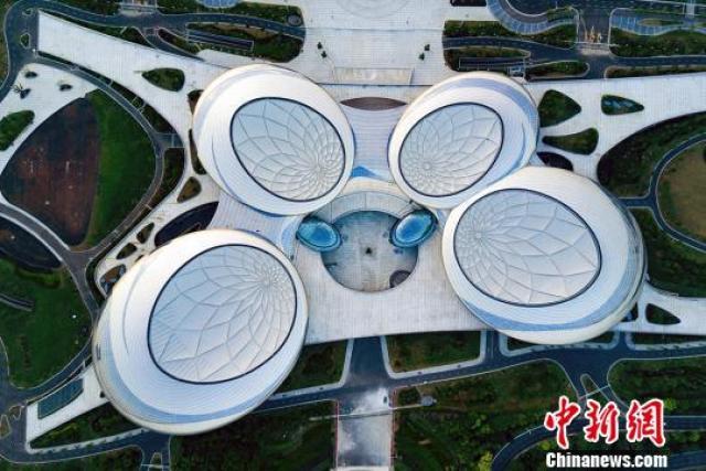 美呆航拍江苏大剧院水滴形建筑