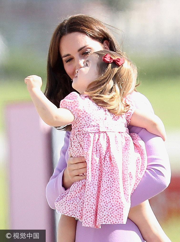 夏洛特公主摔倒后哇哇哭获妈妈安抚止住眼泪