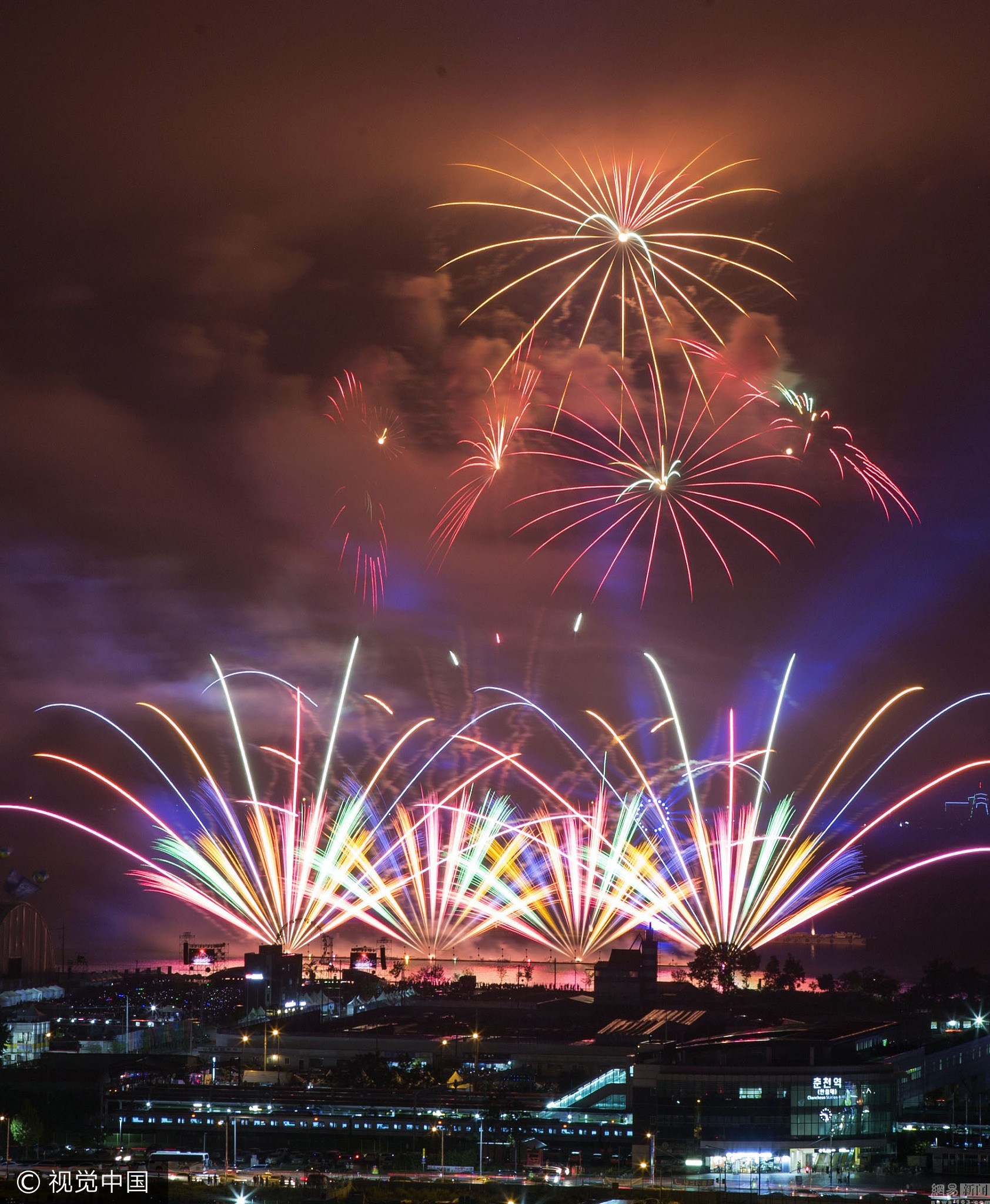 韩国举办烟花庆典 纪念平昌冬奥倒计时200天