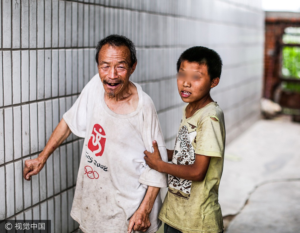 敬老院里的黑户孤童_图片频道__中国青年网