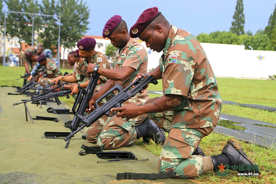 南非参赛队员在熟悉中方武器装备