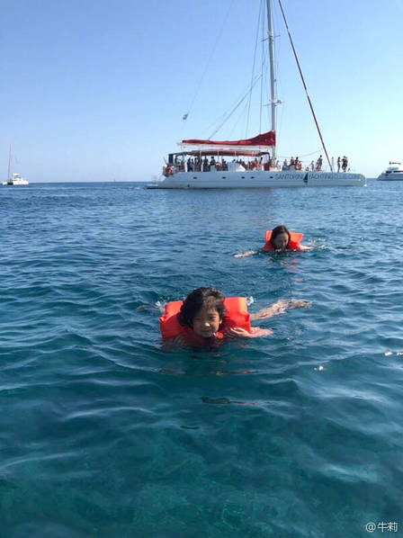 牛莉小岛度假心情好 晒花裙美腿出海照