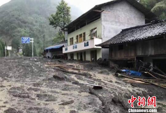 四川宝兴泥石流致1人失联600余名群众被安全转移