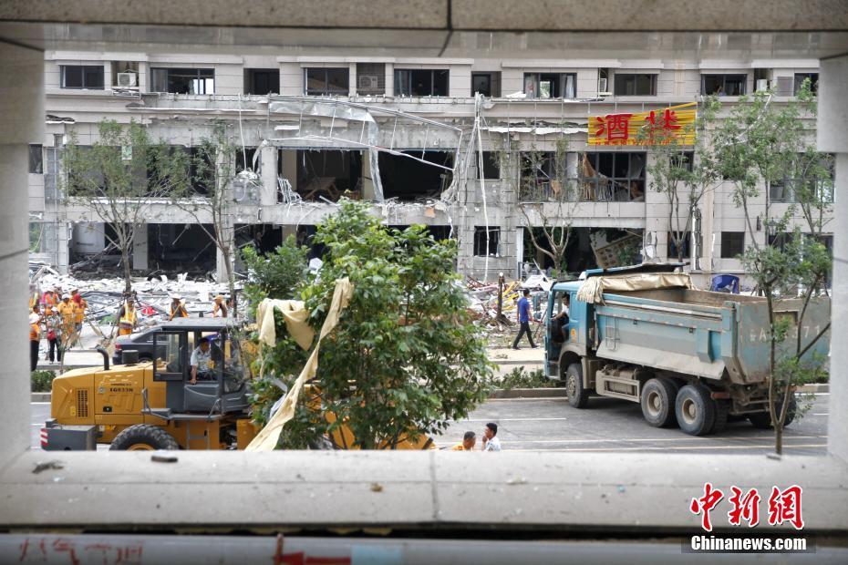 济南一小区突发爆炸 建筑仅剩框架